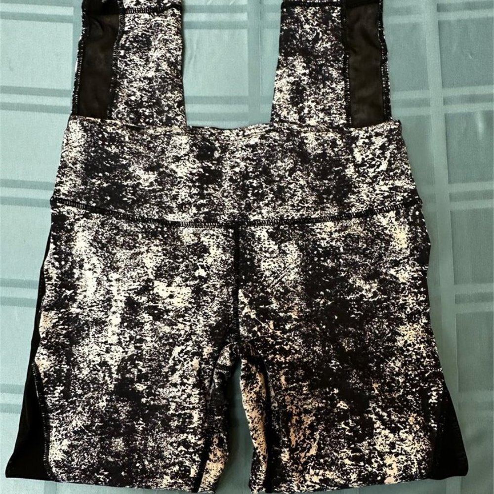 Mona B mesh inset leggings size Medium NWOT